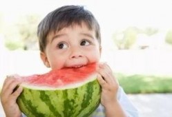 小孩吃嫩瓜,小孩品尝嫩瓜的甜蜜时光