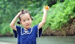 憨妞吃瓜