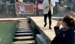 女子掉入湖里吃瓜,围观者竟现场吃瓜看热闹