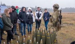 演习现场吃瓜群众,吃瓜群众视角下的紧张与欢乐