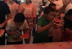 夜市吃瓜群众视频