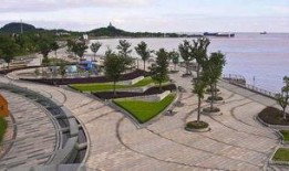 南通滨江公园吃瓜,尽享悠闲时光