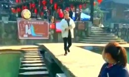 女子掉入湖里吃瓜,围观者竟现场吃瓜看热闹