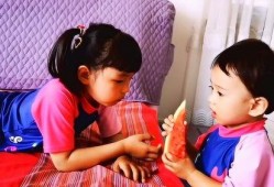 姐姐送瓜给我吃,姐姐的爱心馈赠