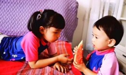 姐姐送瓜给我吃,姐姐的爱心馈赠